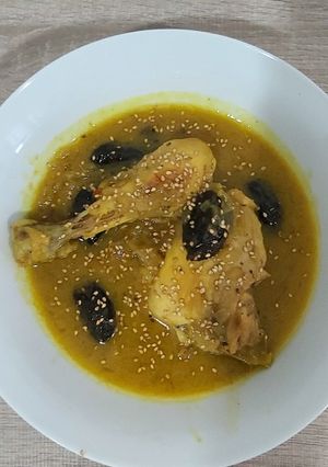 صورة لوصفة طاجين مغربي بالدجاج والبرقوق