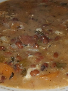 Una foto de Sopa de porotos con queso