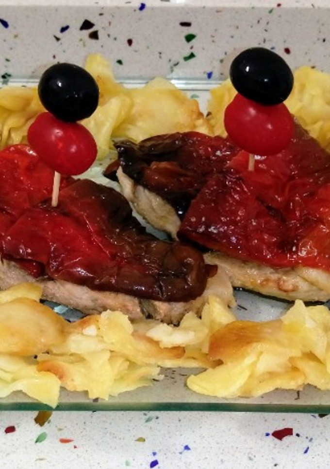 Una foto de Pinchos de churrasco con pimientos y patatas fritas