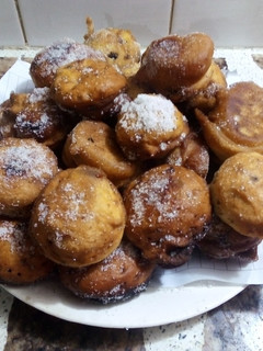 Una foto de Buñuelos granizado de chocolate 🍫