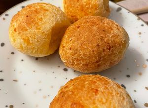 Una foto de Pan de queso / pão de queijo