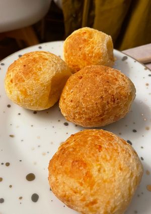 Una foto de Pan de queso / pão de queijo