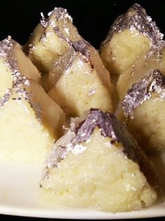 कोकोनट बर्फी (coconut barfi recipe in marathi) रेसिपी चे मुख्य फोटो 