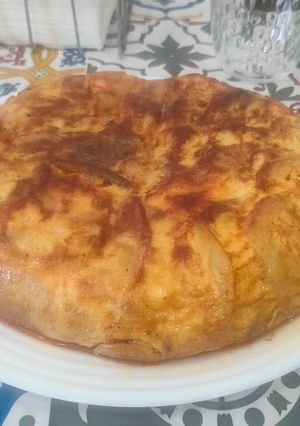 Una foto de Tortilla de patatas con cebolla caramelizada y sobrasada