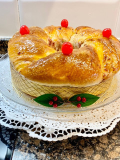 Una foto de Brioche navideño con mermelada de frambuesas