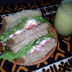 A picture of Egg, corned beef and mayo sandwich.