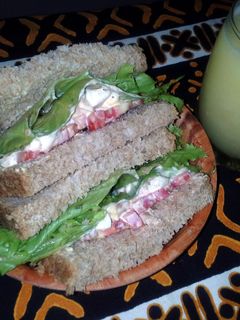 A picture of Egg, corned beef and mayo sandwich.