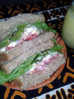 A picture of Egg, corned beef and mayo sandwich.