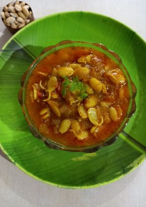 वालाची उसळ (वालाच बिरडं) (Valachi Usal Recipe In Marathi) रेसिपी चे मुख्य फोटो