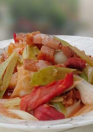 A picture of Chinese Leeks With Roasted Pork In Chinese Wine.