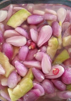 Hình của món Hành chua ngọt, chay mặn đều dùng được.