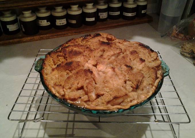 Old Fashioned Apple Crumb Pie