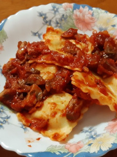 Una foto de Ravioli rellenos de gorgonzola con salsa de tomate y portobellos