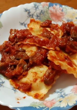 Foto principal de Ravioli rellenos de gorgonzola con salsa de tomate y portobellos