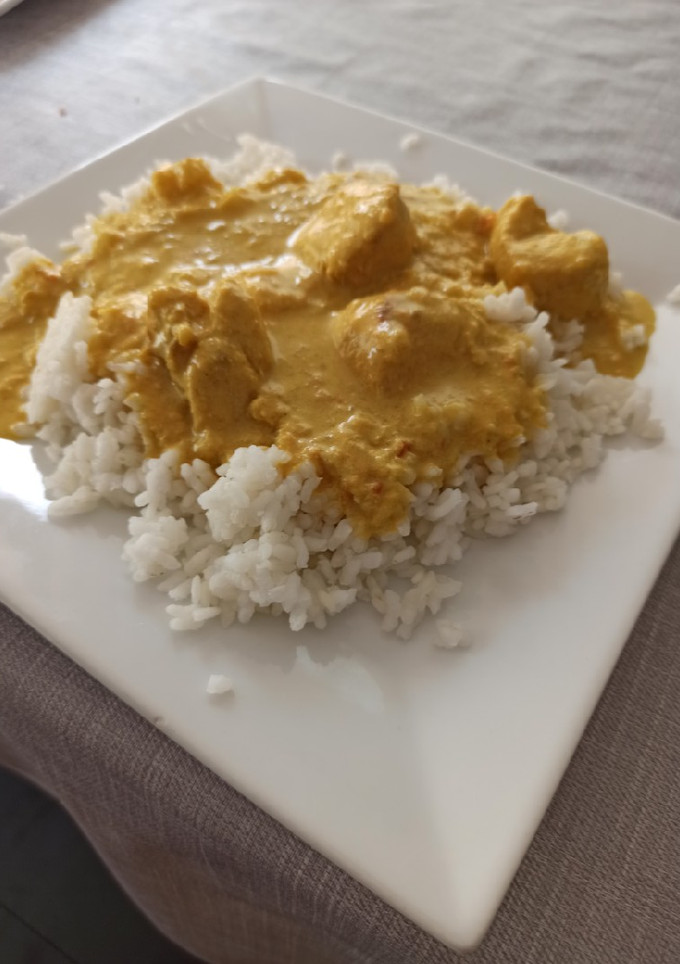 Una foto de Pollo al curry con leche de coco