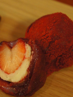 A picture of Heart-Shaped Strawberry & Chocolate Mochi.