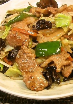 A picture of Chinese Restaurant Style Stir-Fried Meat and Vegetables.