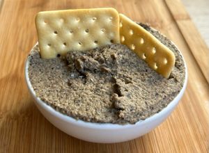 Una foto de Hummus de olivada
