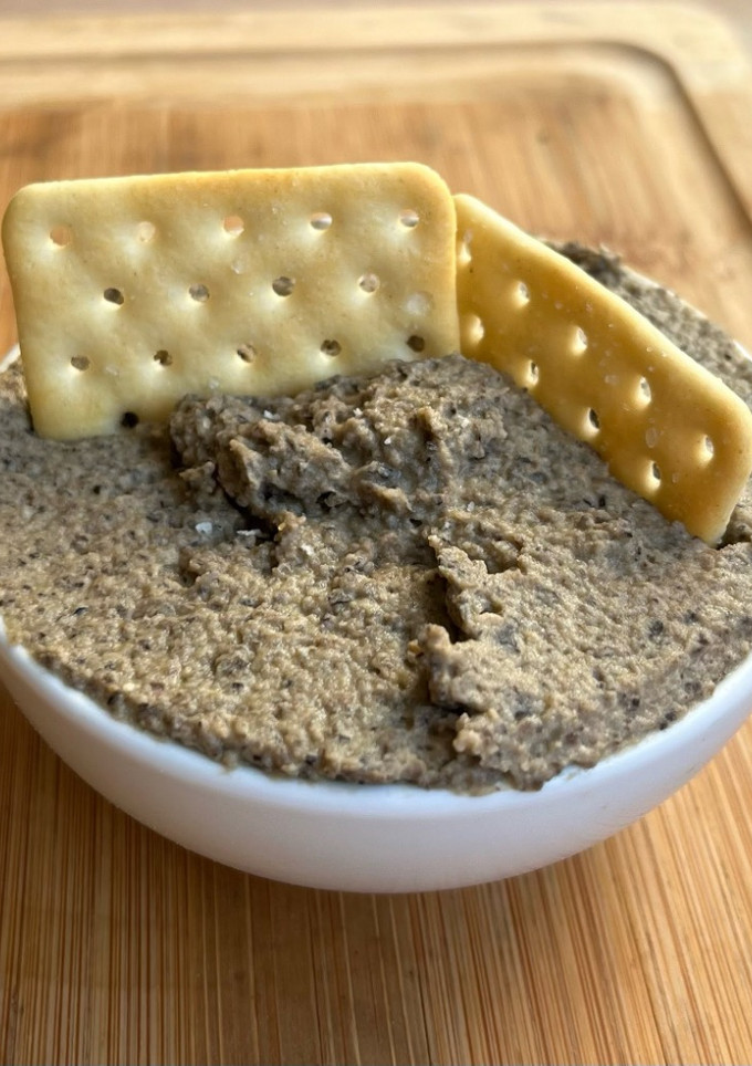 Una foto de Hummus de olivada