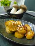 หอยโฮตาเตะ ผัดซอส (เห็ดออรินจิ ผัดซอส / มังสวิรัติ)