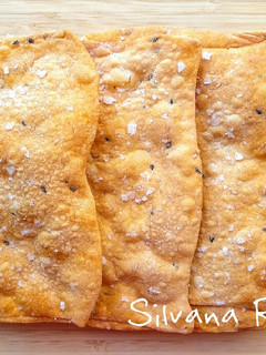 Una foto de 101.🍞Torta crujiente de pimentón, sésamo y sal🌶️🧂
