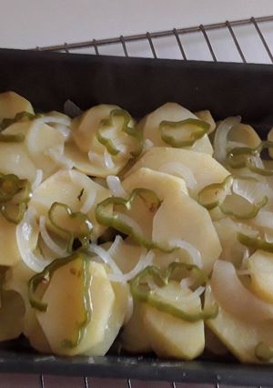 Una foto de Patatas al horno con cebolleta y aros de pimiento