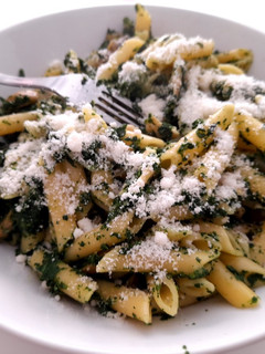 Una foto de Pasta con espinacas, pollo y champiñones