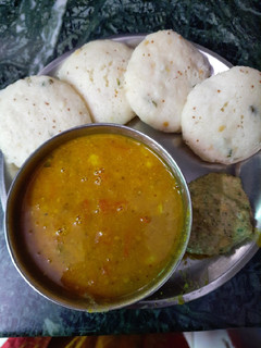 तड़का इडली (tadka idli recipe in Hindi) रेसिपी मुख्य फोटो
