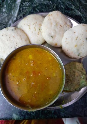 तड़का इडली (tadka idli recipe in Hindi) रेसिपी मुख्य फोटो