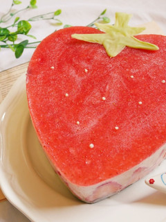 免烤箱「草莓慕斯蛋糕」可愛的酸甜味~ 的食譜成品照片