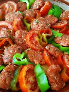 Una foto de Tajín marroquí rico y saludable de carne picada y verduras