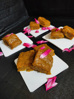 बेसन बर्फी (besan barfi recipe in Hindi) रेसिपी मुख्य फोटो