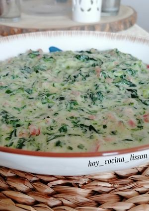 Una foto de Espinacas con jamón y salsa de queso