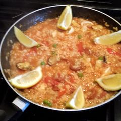 A picture of spanish paella.
