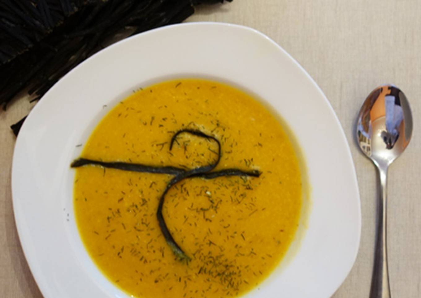 Crema de calabaza con avena, cúrcuma y alga espagueti de mar