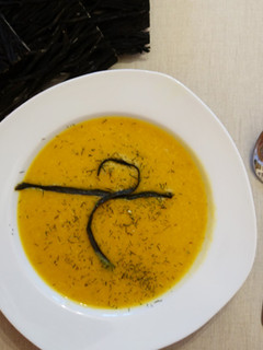 Una foto de Crema de calabaza con avena, cúrcuma y alga espagueti de mar