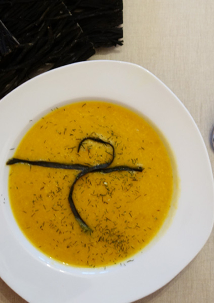 Una foto de Crema de calabaza con avena, cúrcuma y alga espagueti de mar