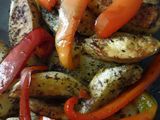 Papas rústicas al horno con morrones asados