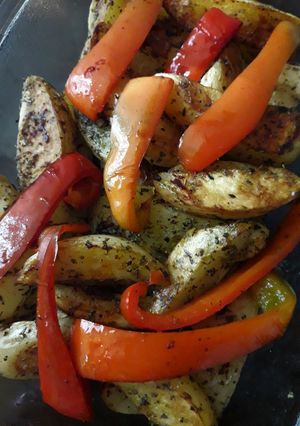 Una foto de Papas rústicas al horno con morrones asados
