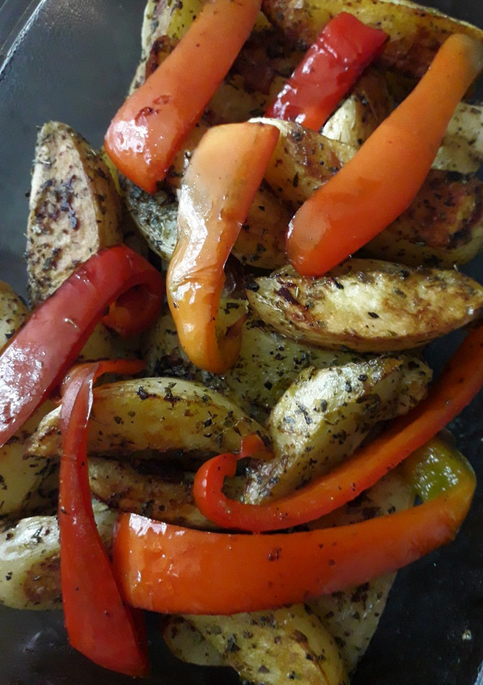 Una foto de Papas rústicas al horno con morrones asados