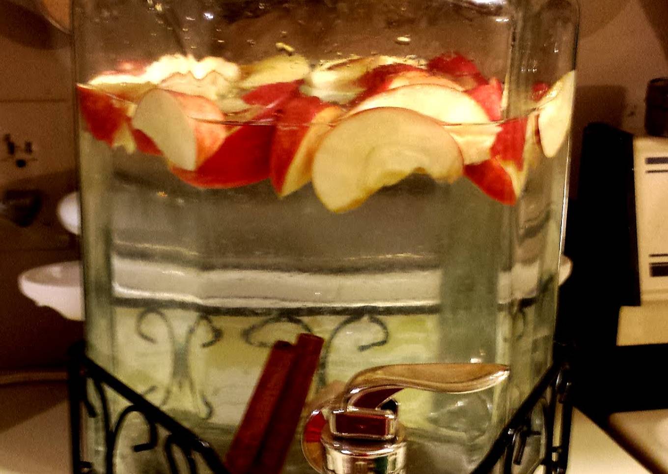 Apple Cinnamon Detox Water