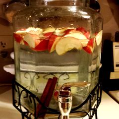 A picture of Apple Cinnamon Detox Water.