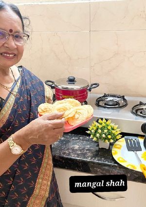 खुसखुशीत चिरोटे (Chirote Recipe In Marathi) रेसिपी चे मुख्य फोटो 