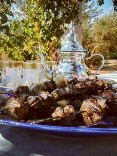 Una foto de Pinchitos de carne y té morunos