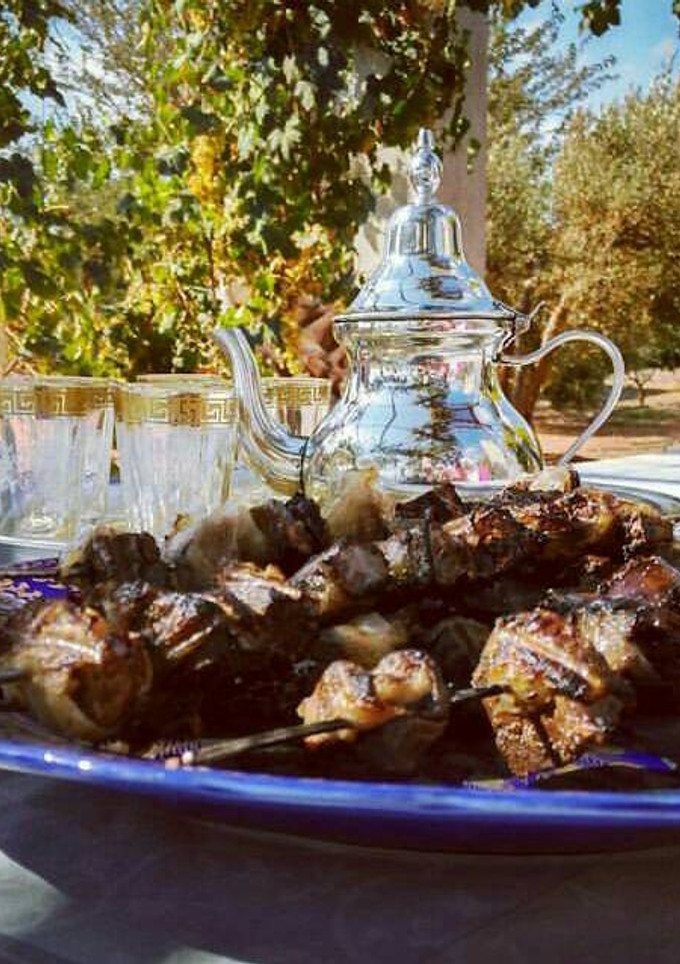 Una foto de Pinchitos de carne y té morunos