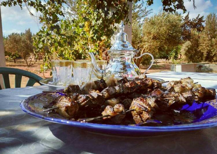 Pinchitos de carne y té morunos