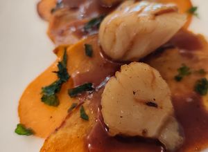 Une photo de Noix de saint Jacques au miel gingembre avec patates douces 🍠