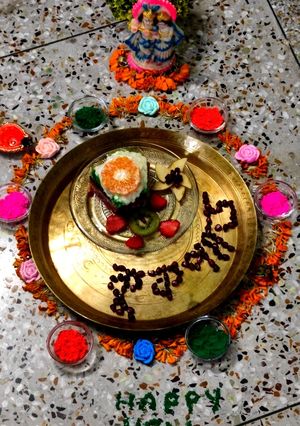 রকমারি ফল ও ফলের রসের তৈরি পাঁচটি স্তরের মিষ্টান্ন। রেসিপির প্রধান ছবি