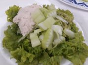 Una foto de ensalada de fideos