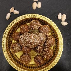 A picture of Sesame seeds / Til ke laddu.